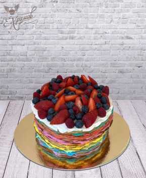 Торт радужный креп с ягодами