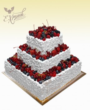 Ярусный торт с ягодами